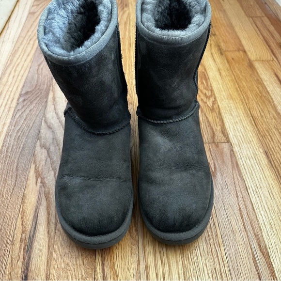 UGG Classic Short Grey Sheepskin Boots Size 9 - Picture 9 of 10